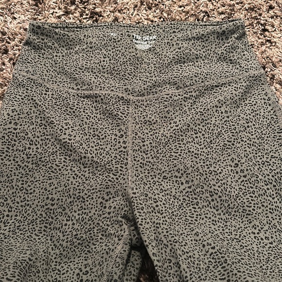 OLIVE GREEN CHEETAH INSPIRED LEGGINGS SZ XL NWOT - Picture 3 of 3